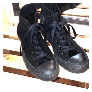 All black women’s Converse shoe